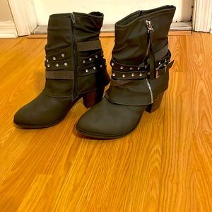 Vanity Blingy Boots size 10